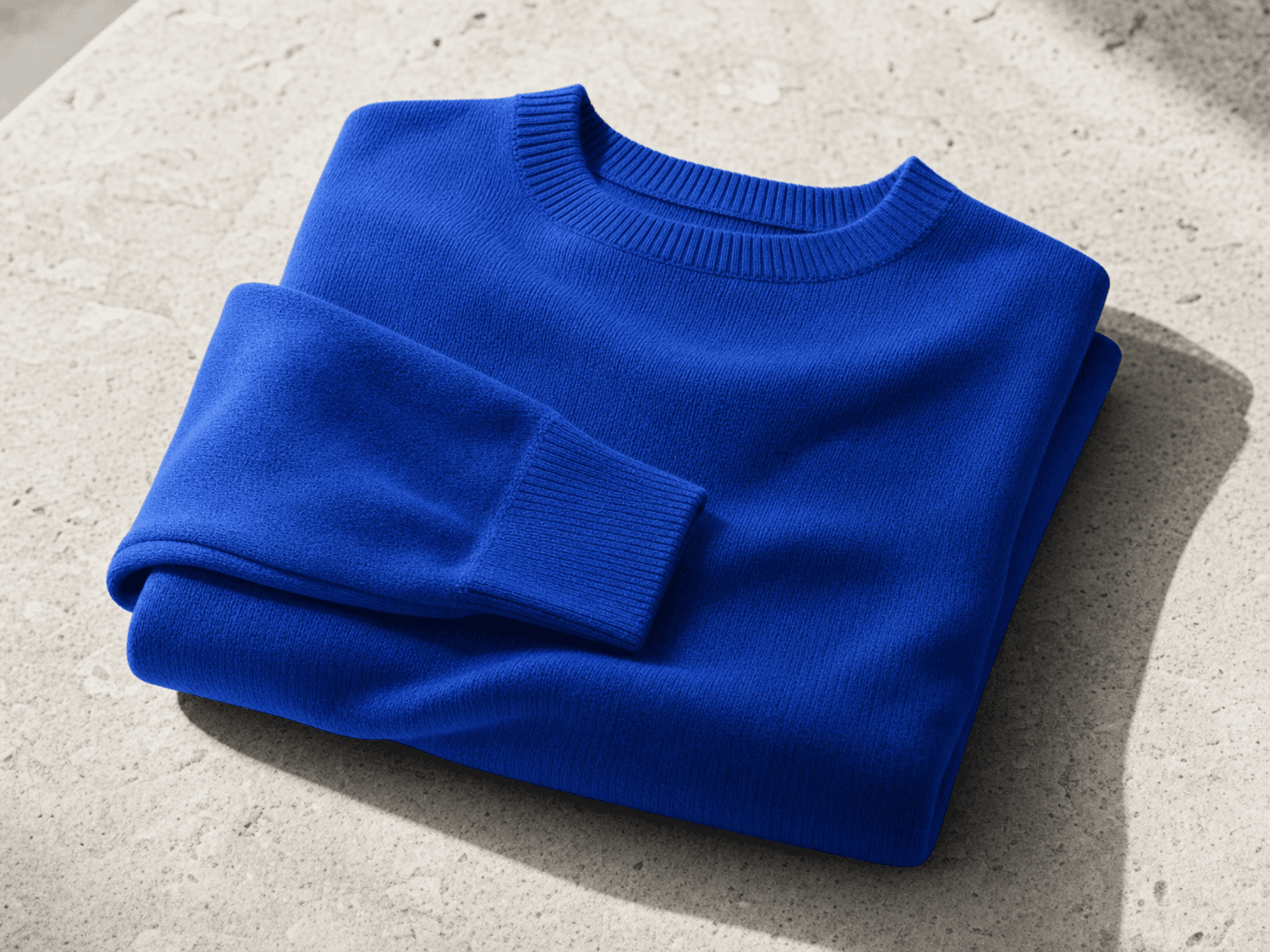 Sweater azul doblado